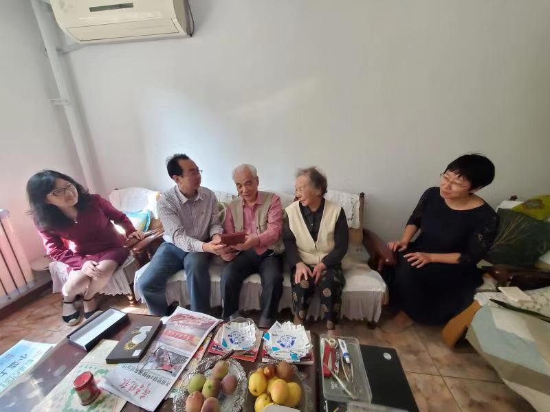 9159金沙申请大厅（口腔医院）国庆节前夕走访慰问“庆祝中华人民共和国成立70周年”纪念章获得者周耀华